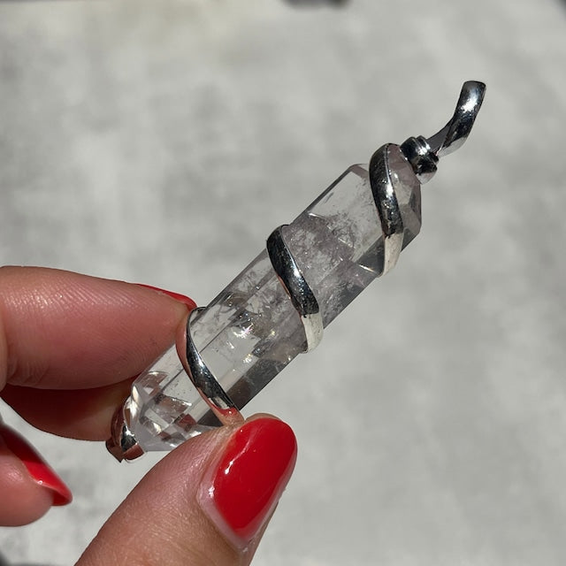 ブラジル産 クリアクォーツ DT(水晶両剣)ペンダントトップ|透き通る透明感と両端の鋭さ