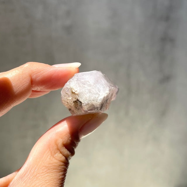 ジンバブエ産【シャンガーンアメジスト】ダブルポイント紫水晶｜虹あり｜ファントム｜鉱物 天然石 パワーストーン
