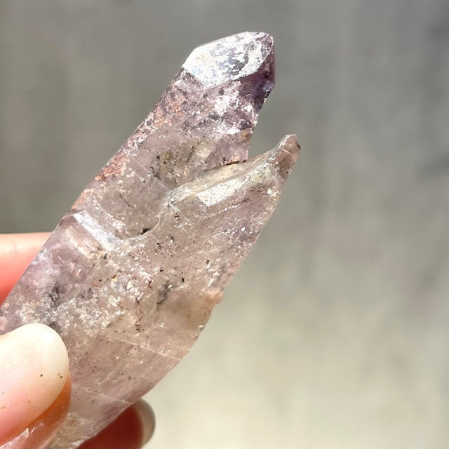 ジンバブエ産【シャンガーンアメジスト】ダブルポイント紫水晶｜虹あり｜ファントム｜鉱物 天然石 パワーストーン