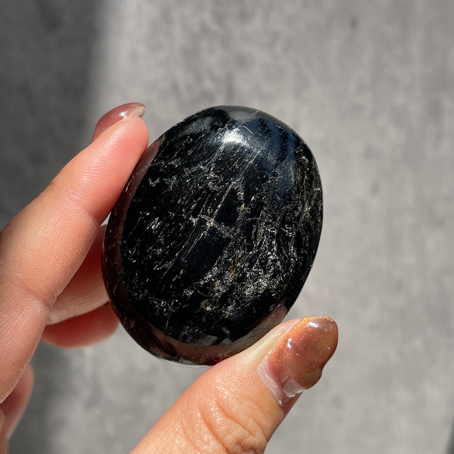 インド産 ブラックマイカ パームストーン ゴールドの輝き 一点物