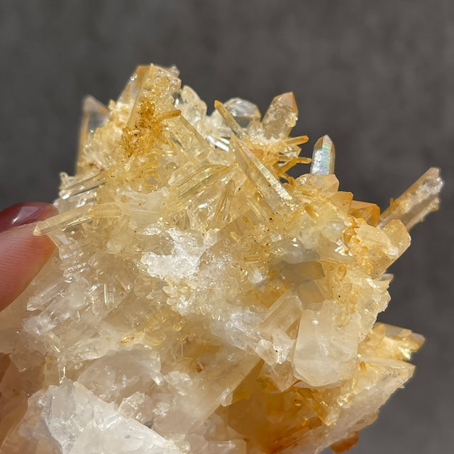 ネパール・ダーディン産 ゴールデンヒーラークォーツ クラスター｜ヒマラヤ水晶｜イリデッセンス強