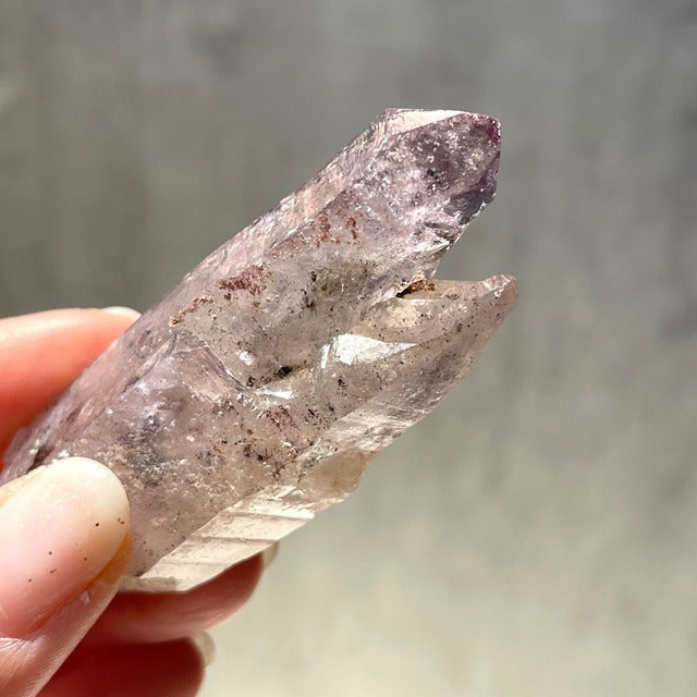 ジンバブエ産【シャンガーンアメジスト】ダブルポイント紫水晶｜虹あり｜ファントム｜鉱物 天然石 パワーストーン