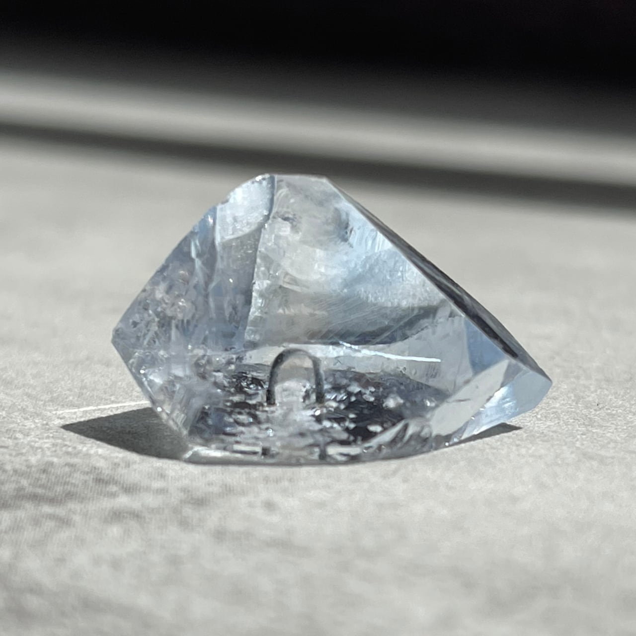 ラボグロウン水晶（人工水晶）｜淡いブルー色付き 結晶原石（Lab-Grown Quartz）