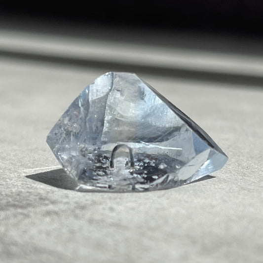 ラボグロウン水晶（人工水晶）｜淡いブルー色付き 結晶原石（Lab-Grown Quartz）