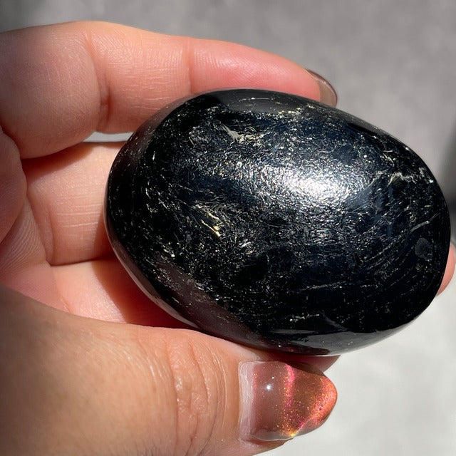 インド産 ブラックマイカ パームストーン ゴールドの輝き 一点物