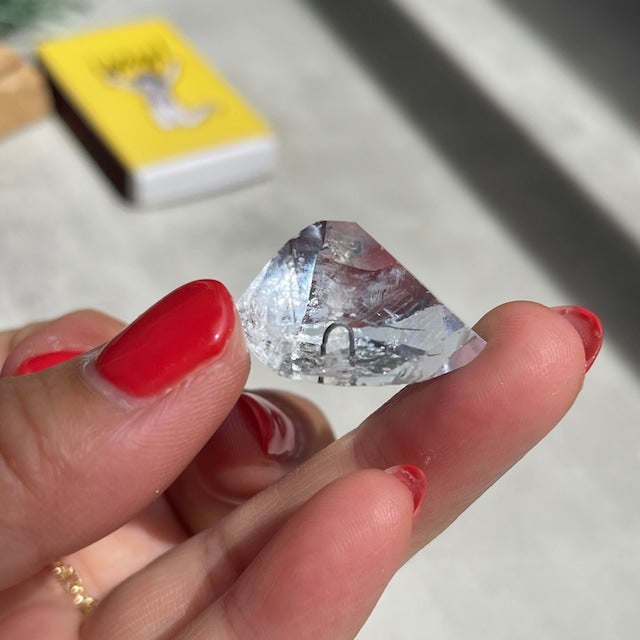 ラボグロウン水晶（人工水晶）｜淡いブルー色付き 結晶原石（Lab-Grown Quartz）
