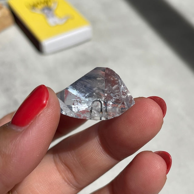 ラボグロウン水晶（人工水晶）｜淡いブルー色付き 結晶原石（Lab-Grown Quartz）