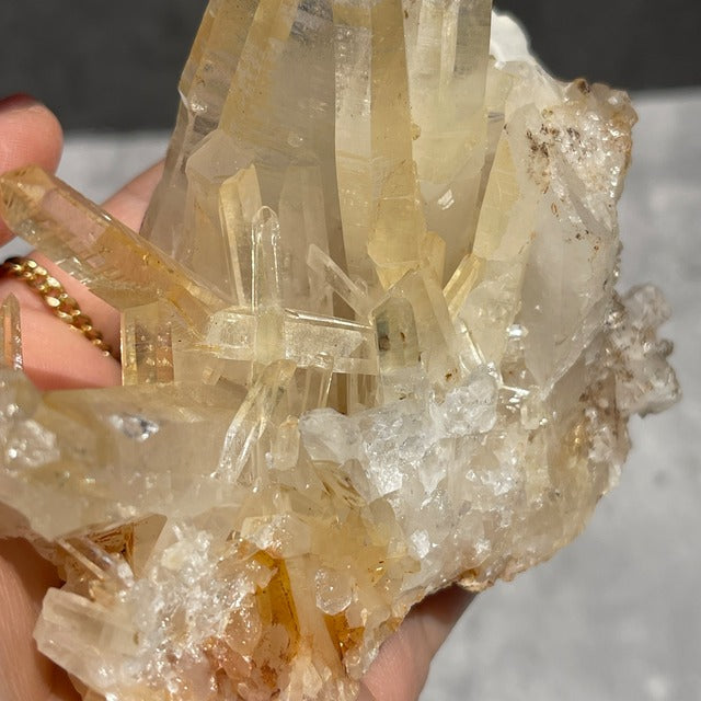ネパール・ダーディン産 ゴールデンヒーラークォーツ クラスター｜ヒマラヤ水晶｜イリデッセンスあり