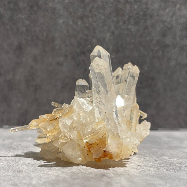 ネパール・ダーディン産 ゴールデンヒーラークォーツ クラスター｜ヒマラヤ水晶