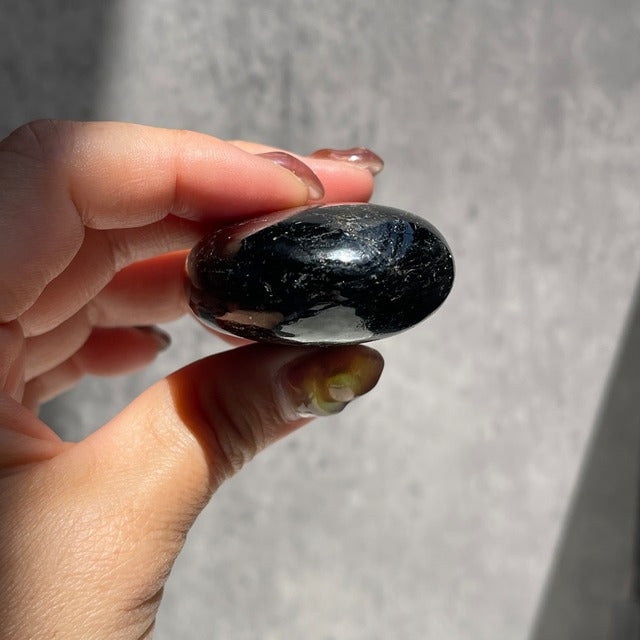インド産 ブラックマイカ パームストーン ゴールドの輝き 一点物