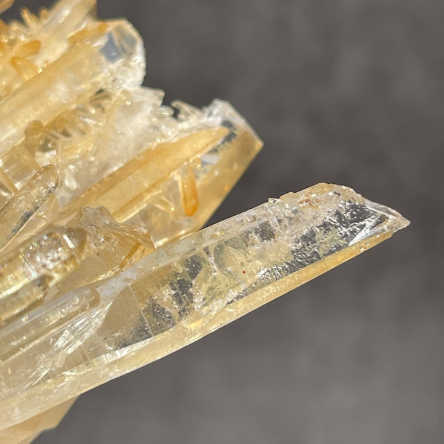 ネパール・ダーディン産 ゴールデンヒーラークォーツ クラスター｜ヒマラヤ水晶｜イリデッセンス強