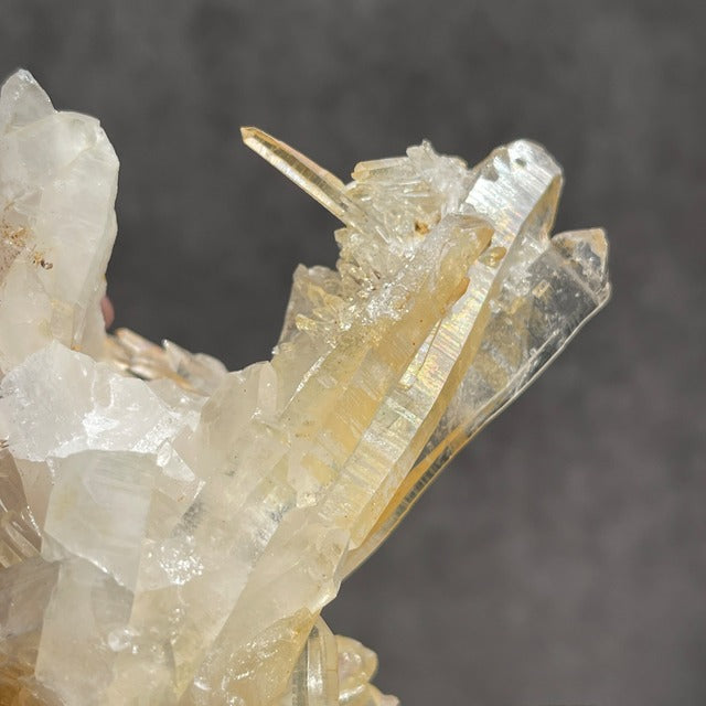 ネパール・ダーディン産 ゴールデンヒーラークォーツ クラスター｜ヒマラヤ水晶｜イリデッセンスあり