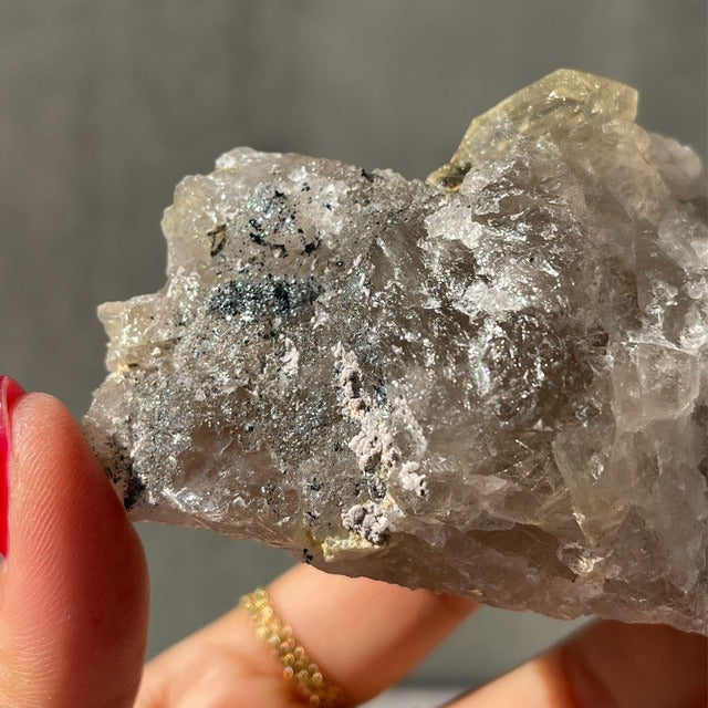 ブラジル・バイーア州ノーヴォ・オリゾンテ産【ルチルクォーツ（金針水晶）】 鉱物 天然石 パワーストーン