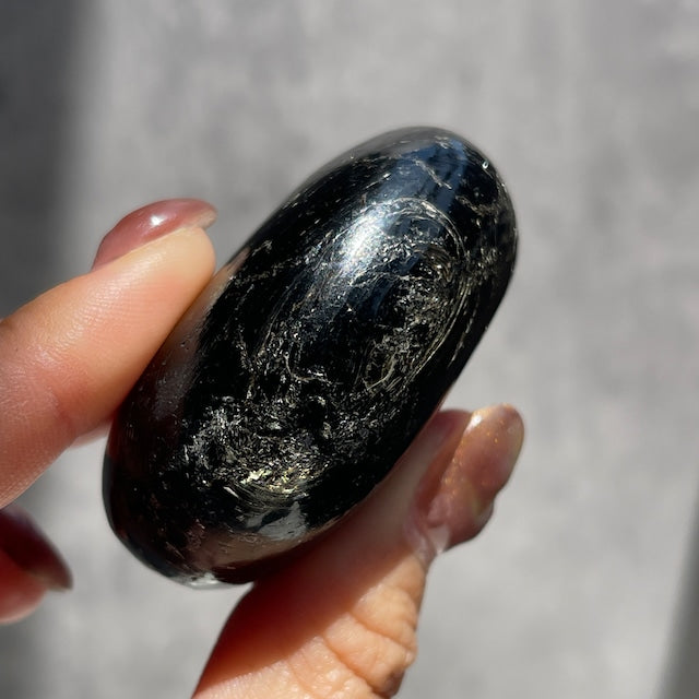 インド産 ブラックマイカ パームストーン ゴールドの輝き 一点物