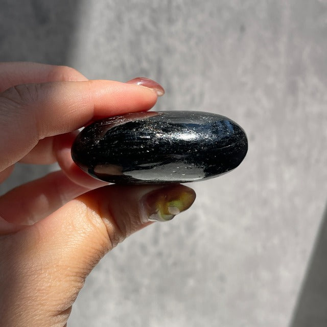 インド産 ブラックマイカ パームストーン ゴールドの輝き 一点物