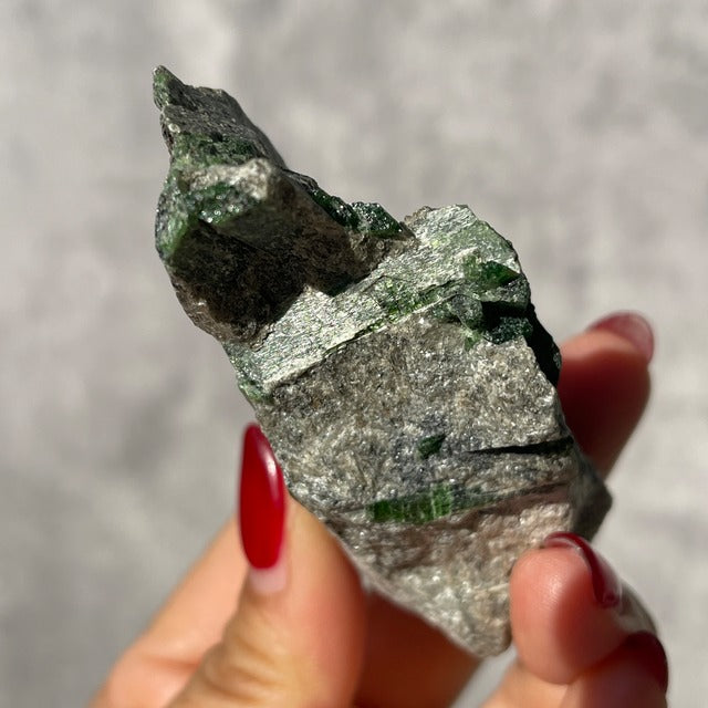 マダガスカル産 アクチノライト 原石｜透明感のあるグリーンと虹の輝き｜標本・オールドストックと考えられる一点もの