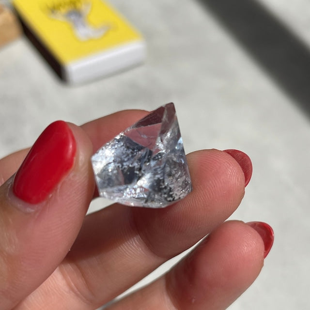 ラボグロウン水晶（人工水晶）｜淡いブルー色付き 結晶原石（Lab-Grown Quartz）