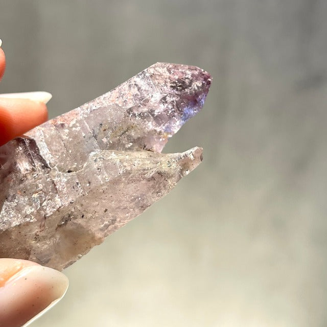 ジンバブエ産【シャンガーンアメジスト】ダブルポイント紫水晶｜虹あり｜ファントム｜鉱物 天然石 パワーストーン