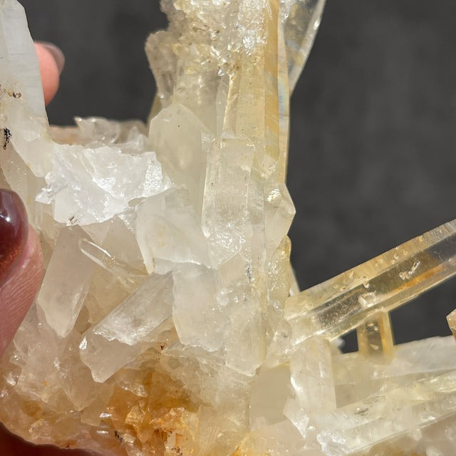 ネパール・ダーディン産 ゴールデンヒーラークォーツ クラスター｜ヒマラヤ水晶｜イリデッセンスあり