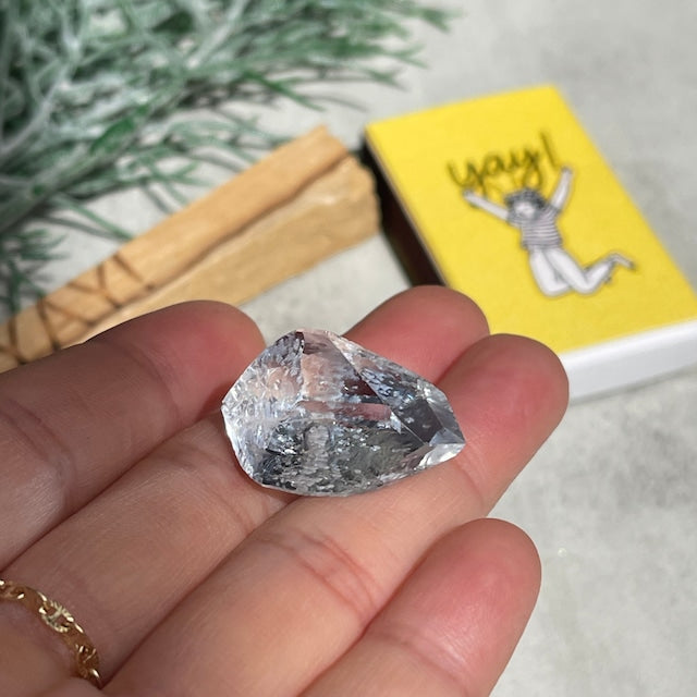 ラボグロウン水晶（人工水晶）｜淡いブルー色付き 結晶原石（Lab-Grown Quartz）