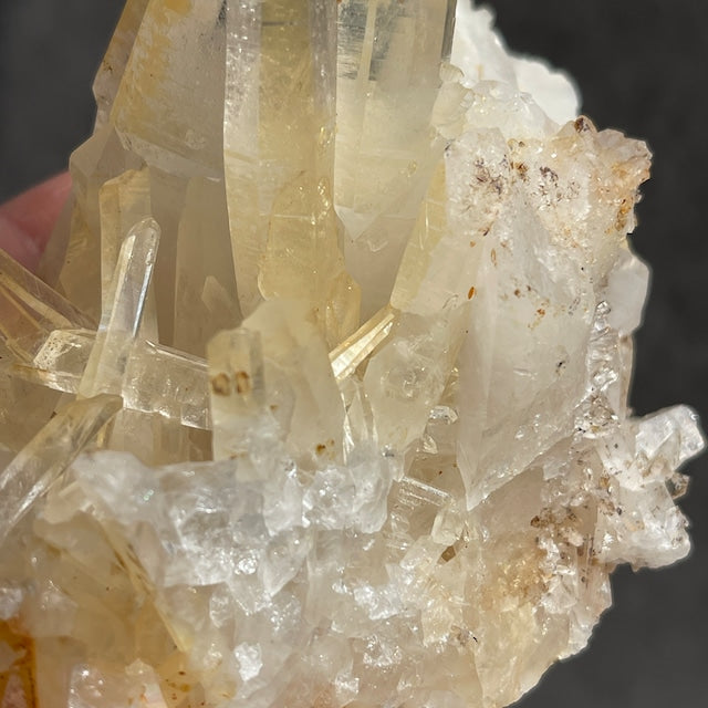 ネパール・ダーディン産 ゴールデンヒーラークォーツ クラスター｜ヒマラヤ水晶｜イリデッセンスあり