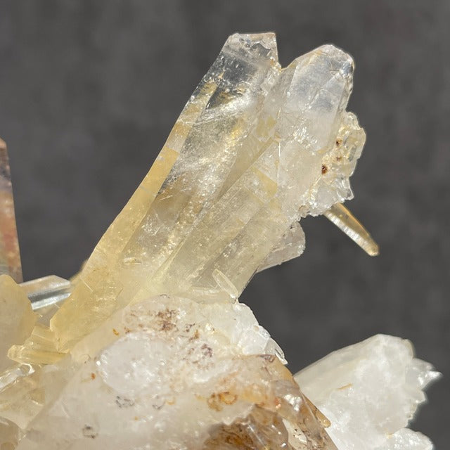 ネパール・ダーディン産 ゴールデンヒーラークォーツ クラスター｜ヒマラヤ水晶｜イリデッセンスあり