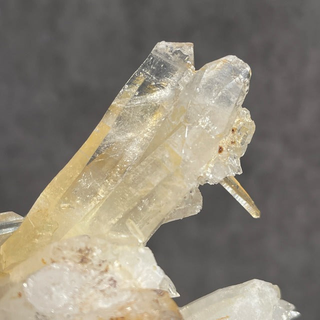 ネパール・ダーディン産 ゴールデンヒーラークォーツ クラスター｜ヒマラヤ水晶｜イリデッセンスあり
