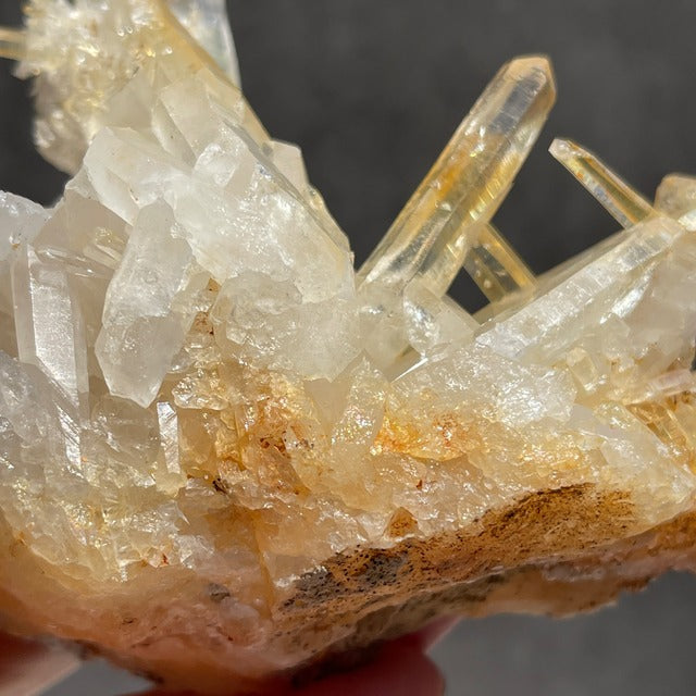 ネパール・ダーディン産 ゴールデンヒーラークォーツ クラスター｜ヒマラヤ水晶｜イリデッセンスあり