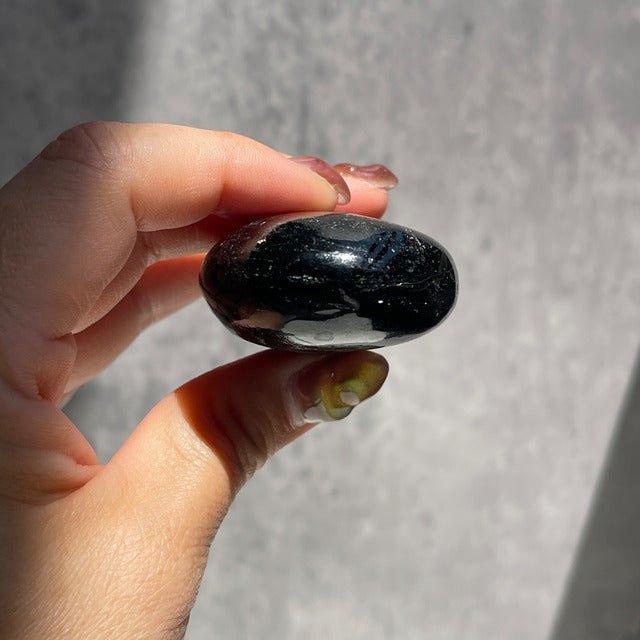 インド産 ブラックマイカ パームストーン ゴールドの輝き 一点物