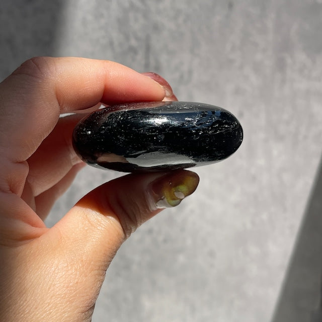 インド産 ブラックマイカ パームストーン ゴールドの輝き 一点物