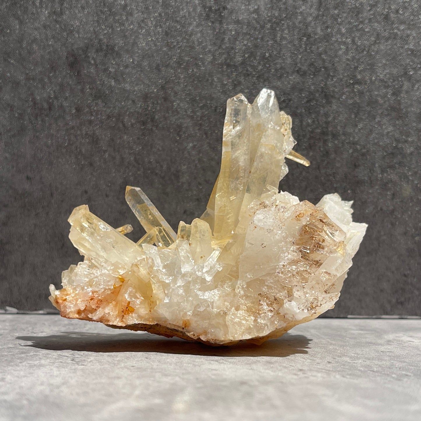 ネパール・ダーディン産 ゴールデンヒーラークォーツ クラスター｜ヒマラヤ水晶｜イリデッセンスあり