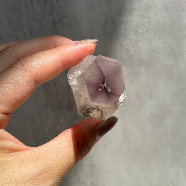 ナイジェリア産【アメジスト／紫水晶】ファントムあり 鉱物  天然石 パワーストーン