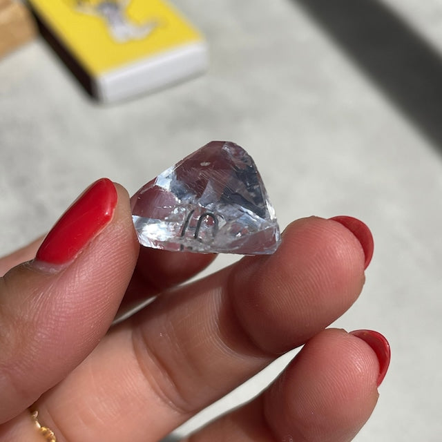 ラボグロウン水晶（人工水晶）｜淡いブルー色付き 結晶原石（Lab-Grown Quartz）