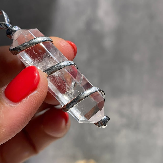 ブラジル産 クリアクォーツ DT（水晶両剣）ペンダントトップ｜透き通る透明感と両端の鋭さ