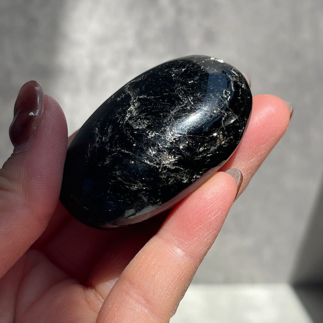インド産 ブラックマイカ パームストーン ゴールドの輝き 一点物